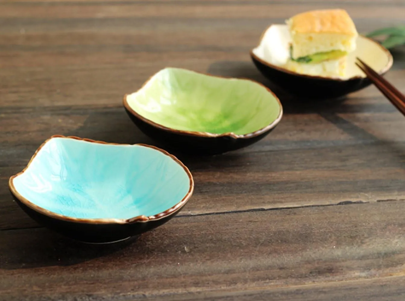 WAIT FLY Lovely Grape Leaves Shaped Ceramics Seasoning Dishes/ Tea Bag Holders/ Ketchup Saucer/ Appetizer Plates/ Vinegar Spice Salad Soy Sushi Wasabi Seasoning Dipping Bowls, Set of 3